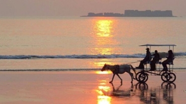 Sunset at Alibag Beach with Kulaba Fort in the distance – travel blog