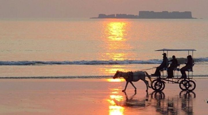 Sunset at Alibag Beach with Kulaba Fort in the distance – travel blog